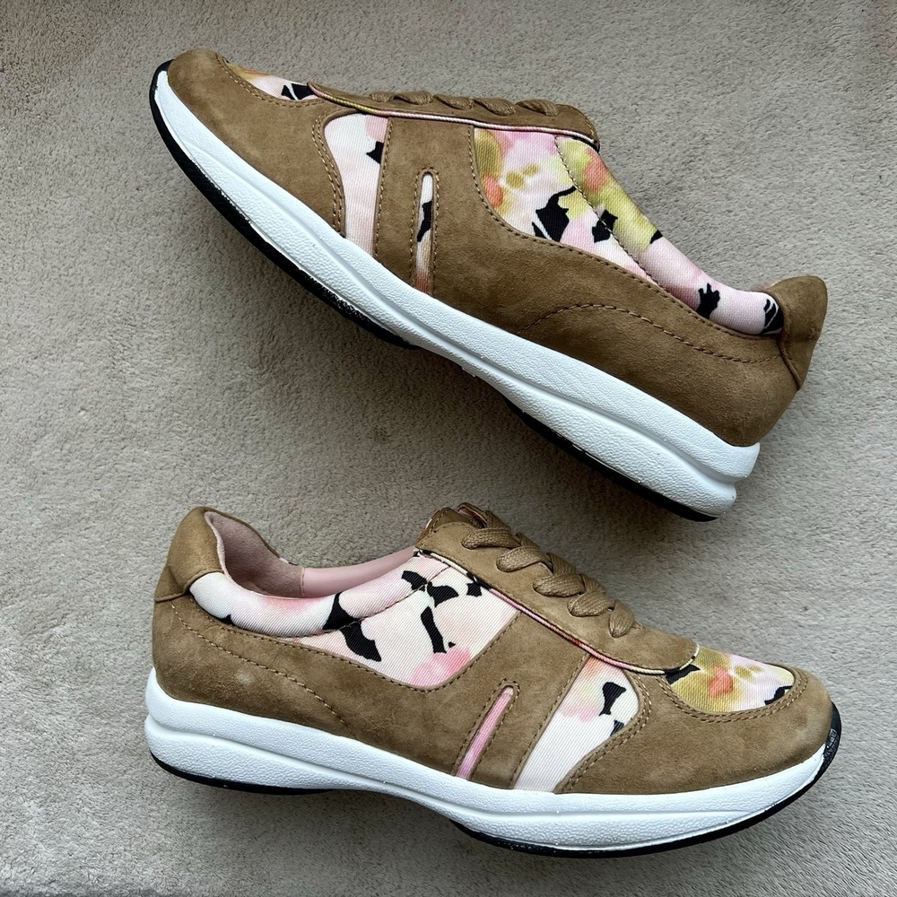 Taryn Rose Arvella‎ Beige Suede Fashion Sneaker Shoes Women 6 M Lace Up Casual